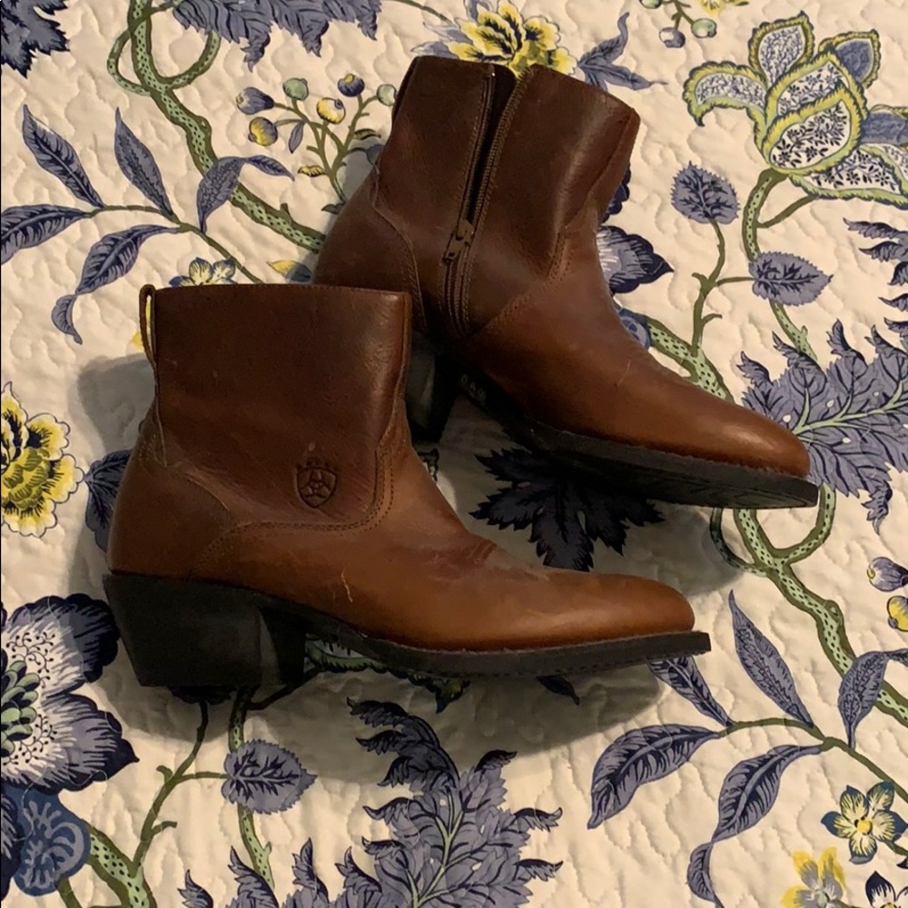 NWOT ARIAT boots